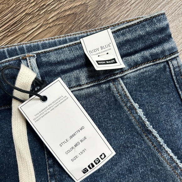 Judy Blue Jeans - Picture 4 of 7